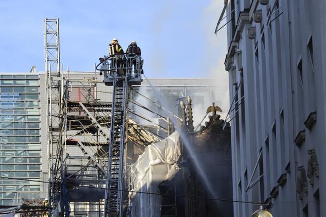 Pelastustyöntekijät sammuttavat aamulla syttynyttä tulipaloa Tukholmassa. Kuva: EPA/JONAS EKSTROEMER/TT SWEDEN OUT