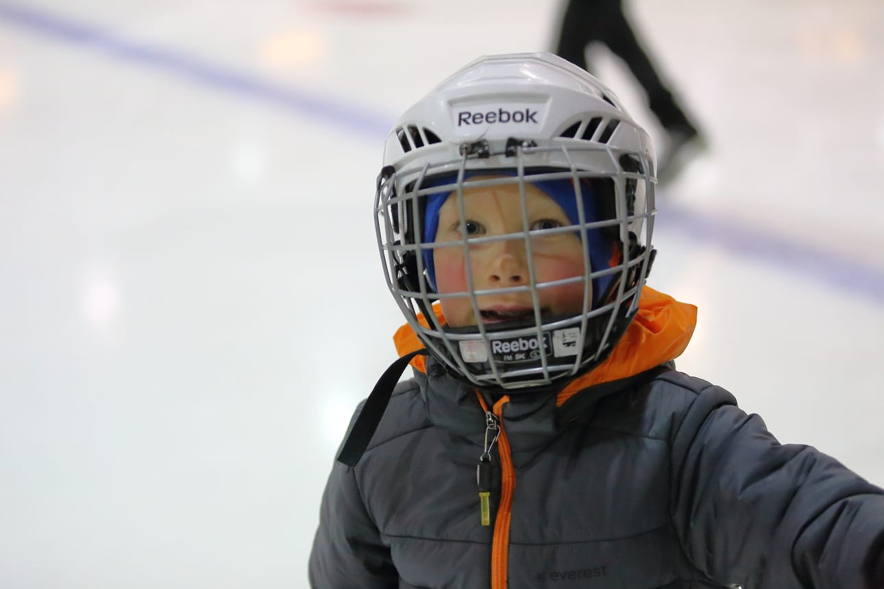 Aapo Halinen, 7, vietti syyslomansa tiistaita jäähallilla.