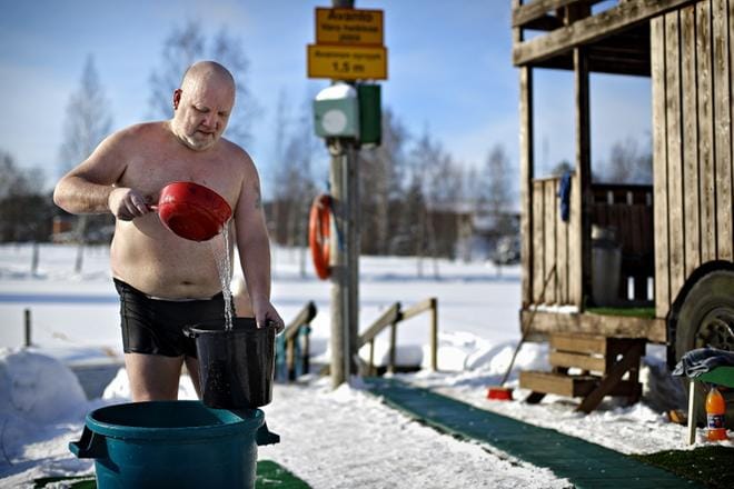Kokenut avantosaunoja Asko Kortteenperä rentoutui jo viime talvena Sahiksen saunavuorolla. Lauantaina samassa paikassa Sahalammen uimarannalla on tarjolla peräkärrysaunojen lisäksi myös kaksi paljua. Kuva: Tomi Kosonen