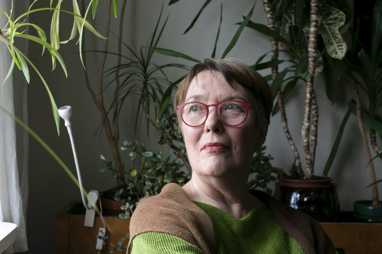 Satu Hassi kertoo jättävänsä päivän politiikan tähän kauteen. Hän kertoo pilke silmäkulmassa kommentoivansa kuitenkin jatkossa kärkkäästi sivummalta.