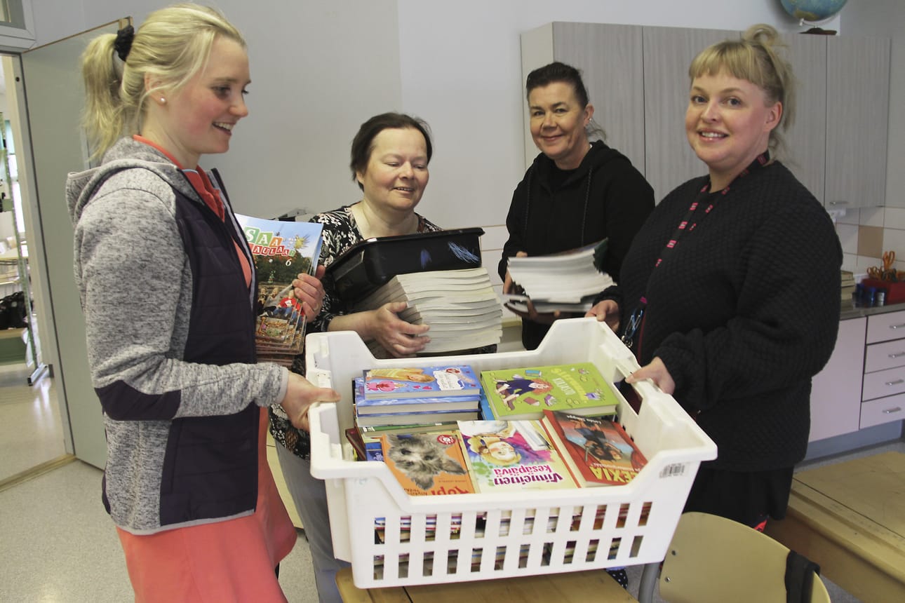 Petäjäskosken koulun tyhjentäminen on parhaillaan käynnissä, koska koulutyö loppuu lukuvuoden päättyessä. Liisa Eskola, Riikka Maijanen, Katja Erkkilä ja Anna Mäkelä lajittelivat luokasta kirjoja, jotka siirtyvät nyt Oulaisten muille alakouluille käyttöön.