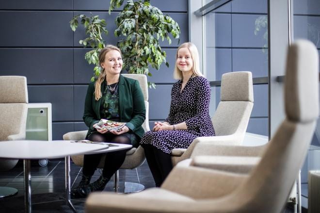 Seamkin Soila Huhtaluhta ja Etelä-Pohjanmaan liiton Susanna Anttila iloitsevat, että hankkeessa on kerätty kymmenen konkreettista toimenpidettä, jolla ruokahävikkiä halutaan vähentää minimiin. Ruokahävikin vähentäminen sopii heistä hyvin ruoka maakuntaan. Aiheesta tiedotettiin torstaina Seinäjoen Framilla. KUVA: KRISTA LUOMA