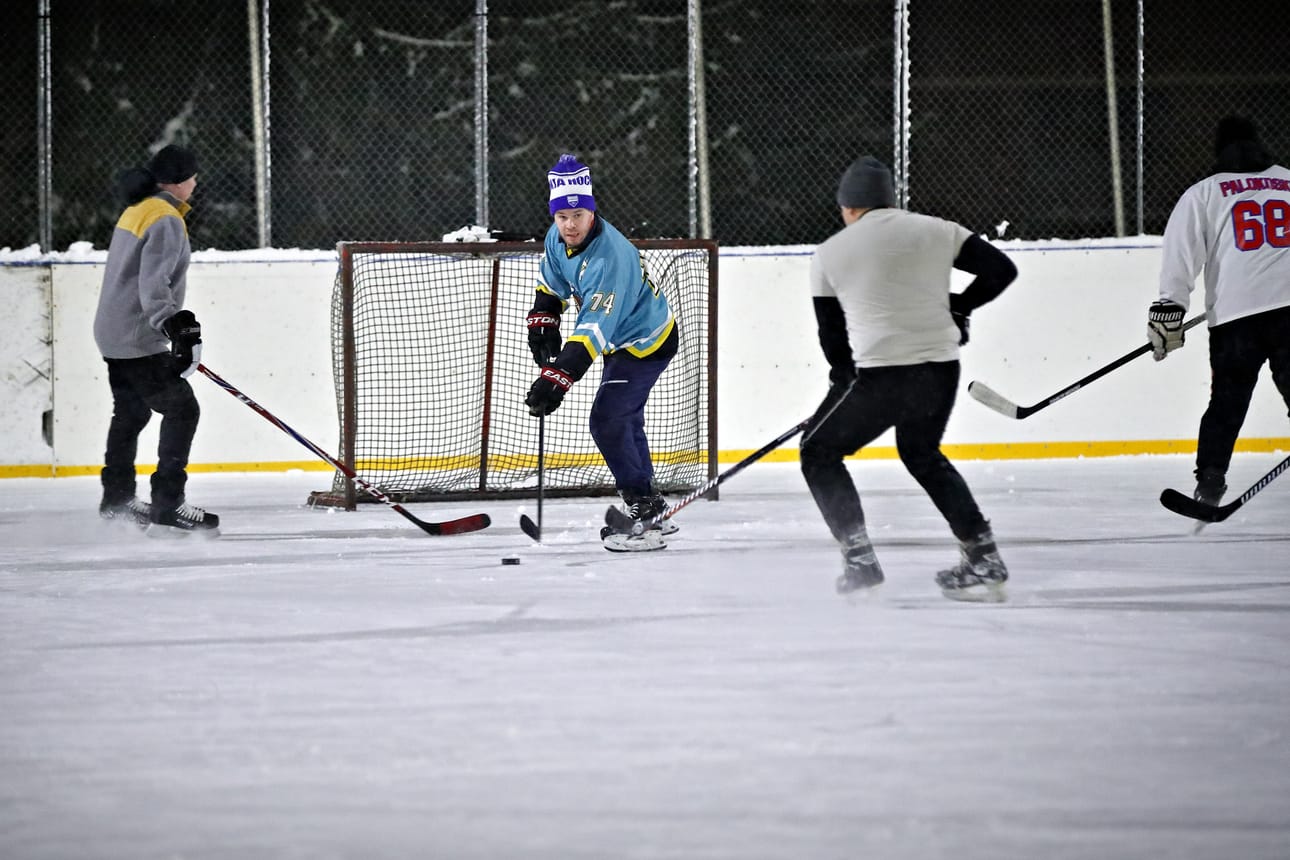 Pipolätkässä varusteina ei tarvita muuta kuin maila ja luistimet sekä tietenkin pipo.