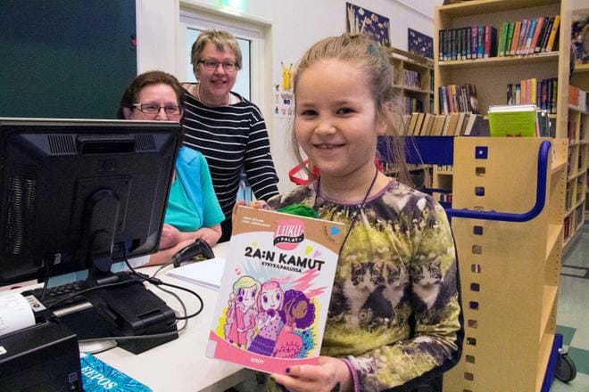 Päntäneen koulua käyvä Taika Torvinen on innokas kirjojen lainaaja ja tuttu myös Ritva Leppiselle ja Armi Paavolalle. KUVA: JORMA HAVULA