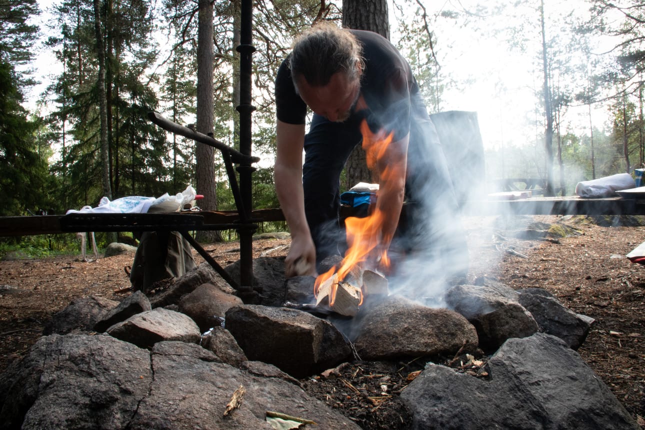 Jouni Laakkonen kannustaa ihmisiä tekemään ruokaa luonnossa. Se onnistuu tarvittaessa pienelläkin retkivarustuksella.