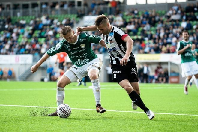 SJK:n pelaajapelaajabudjetti on liigan toiseksi suurin supistamisen jälkeenkin, VPS:n pelaajabudjetti sen sijaan on huomattavasti pienempi. Kuvassa viime kesän ottelussa vääntävät SJK:n Joonas Sundman ja VPS:n Sebastian Strandvall. KUVA: SAMPPA TOIVONEN/ARKISTO