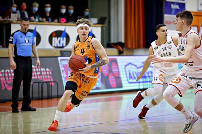 Thomas Vehmanen kohosi Karhu Basketin parhaaksi pelaajaksi loppiaisena Kauhajoella. Häntä seurasi Perttu Blomgren. Kuva: Tomi Kosonen