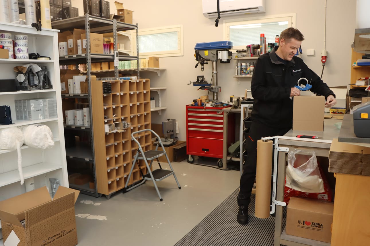 Kirkonkylällä Villikiharan verkkokauppaa pyörittävän Rami Luoman aamu alkaa töissä tilausten pakkaamisella. Kuukausittain Luoma arvioi lähettävänsä 500 pakettia asiakkaille.