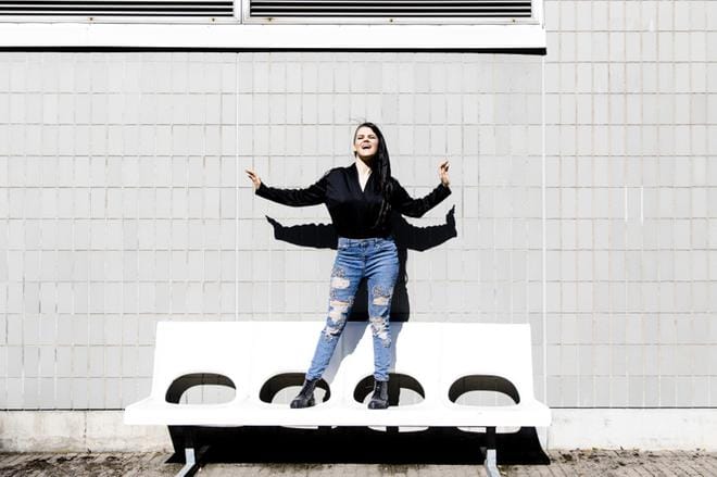 Saara Aalto nauttii suurimmista areenoista. Hän kertoo joutuneensa rakentamaan uransa aluksi tyhjästä ilman levy-yhtiön tukea. Siksi välillä on ollut raskasta ja liikaa töitä. KUVA: Joel Maisalmi