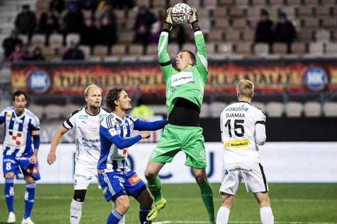 VPS:n maalivahti Samu Volotinen nappaa keskityspallon. Volotisen ympärillä HJK:n Ville Jalasto sekä VPS:n Hindrek Ojamaa (15) ja Timi Lahti (2), takana HJK:n Rafinha (8). KUVAT: RONI REKOMAA/LEHTIKUVA