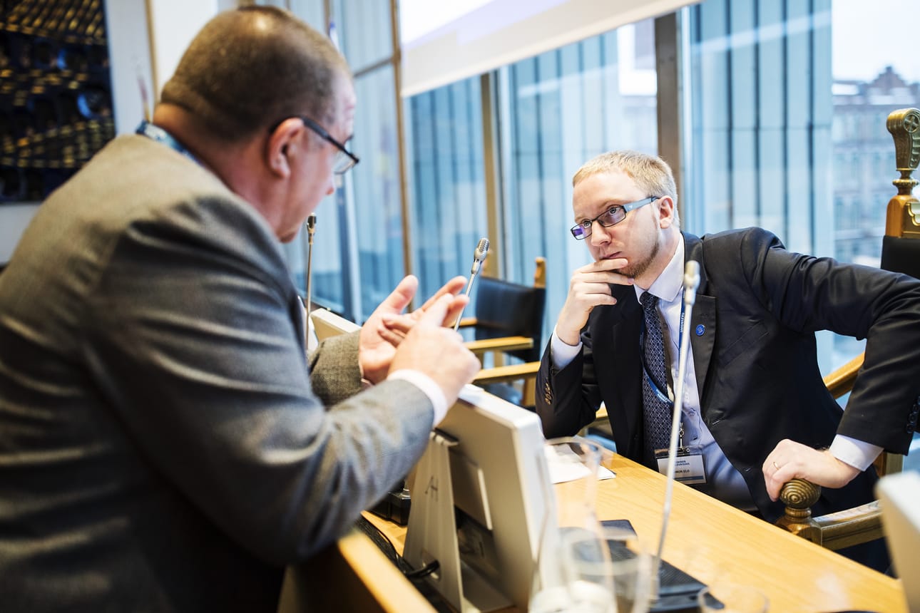 Sinisen eduskuntaryhmän puheenjohtaja Simon Elo (oik.) on viime aikoina tykittänyt tiedotteita medialle.