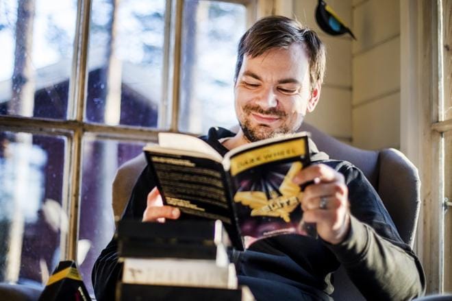 – Kuusnepa oli taikalaatikko, sillä se oli ensikosketukseni digitaalisiin peleihin, kertoo tietokirjailija Juho Kuorikoski. Hän tähyilee jo kohti uusia kirjallisia työmaita: seuraava kirja on saatava valmiiksi tämän kuun loppuun mennessä. KUVA: KRISTA LUOMA