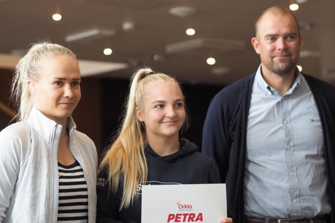 Petra Olli ja Orkla Care Oy:n markkinointipäällikkö Christian Illman palkitsivat porilaisen Lotta Vettenrannan Petra Olli Junior Teamin stipendillä. KUVA: ANTTI VAINIO