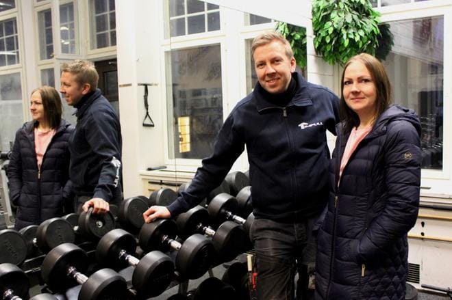Timo Pullola ja Susanne Rounikko avaavat vuodenvaihteen jälkeen uudistuneen kuntosalin. KUVA: MINNA ZILLIACUS