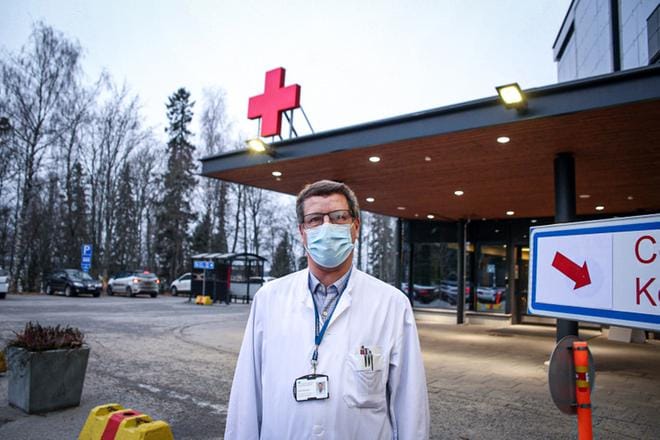 Infektioylilääkäri Juha Salonen muistuttaa koronarajoitusten ja -suositusten noudattamisesta. Arkistokuva: Paula Kaskimaa
