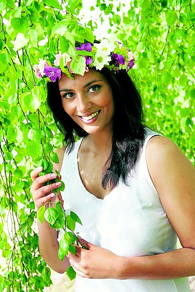 "Kun olin pikkutyttö, tuntemattomat saattoivat kehua, miten söpö olin. Totesin vain, että tiedän! Arvaa hävettikö äitiäni siinä vieressä", Jasmin nauraa.