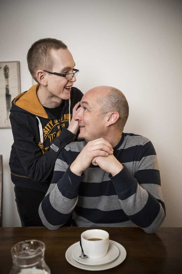 Toimitusjohtajaa ei kierretä kaukaa. Eemelillä on Pekka Poukkulalle paljon asiaa. –Asukkaat eivät tule meille mistään automaatista. Heidän luottamuksensa on ansaittava joka päivä, Poukkula sanoo.