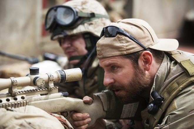Bradley Cooper on kokenut ja palkittu amerikkalainen tarkka-ampuja American Sniperissa. KUVA: Sub