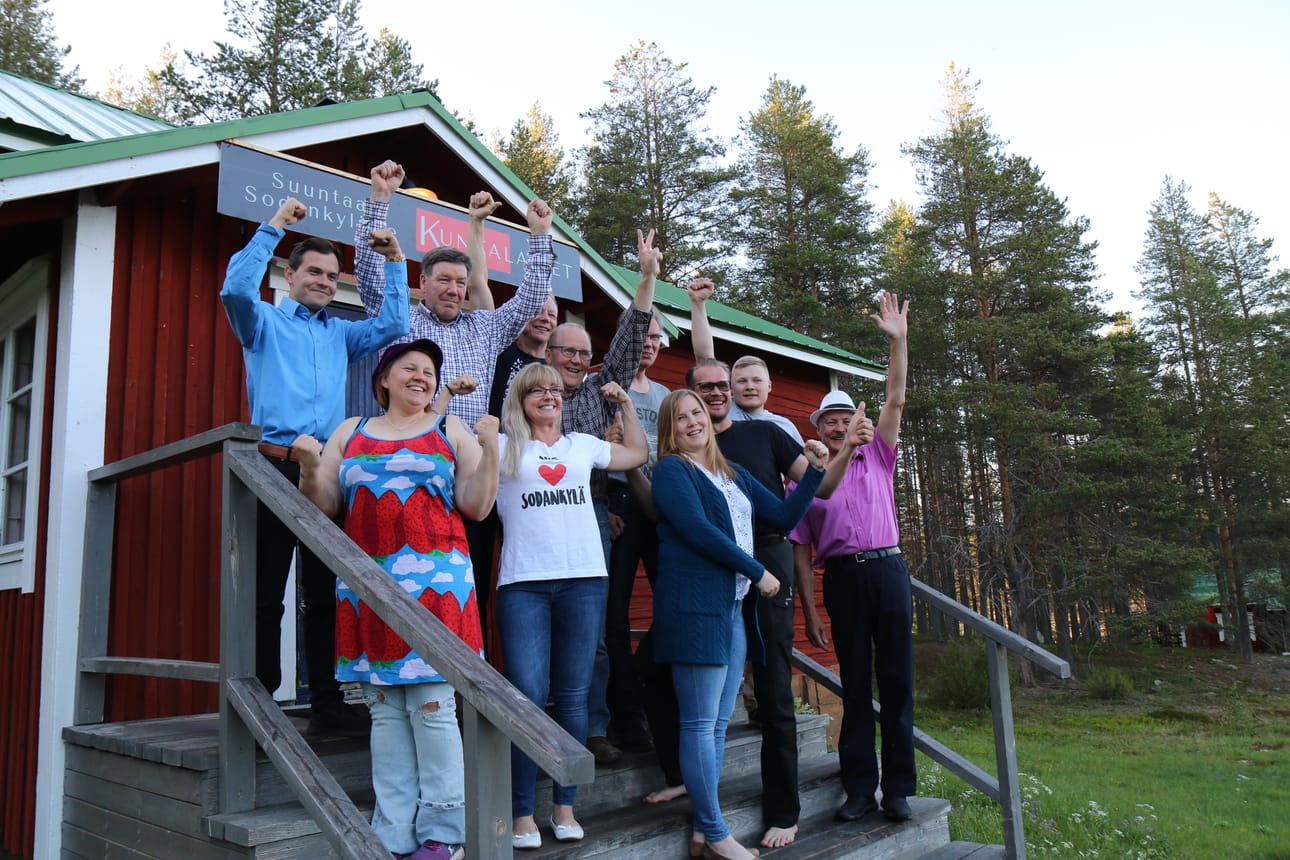 Sodankylän kuntalaiset-yhteislistan ehdokkaat juhlivat vaalivoittoa Portin Pirtillä.