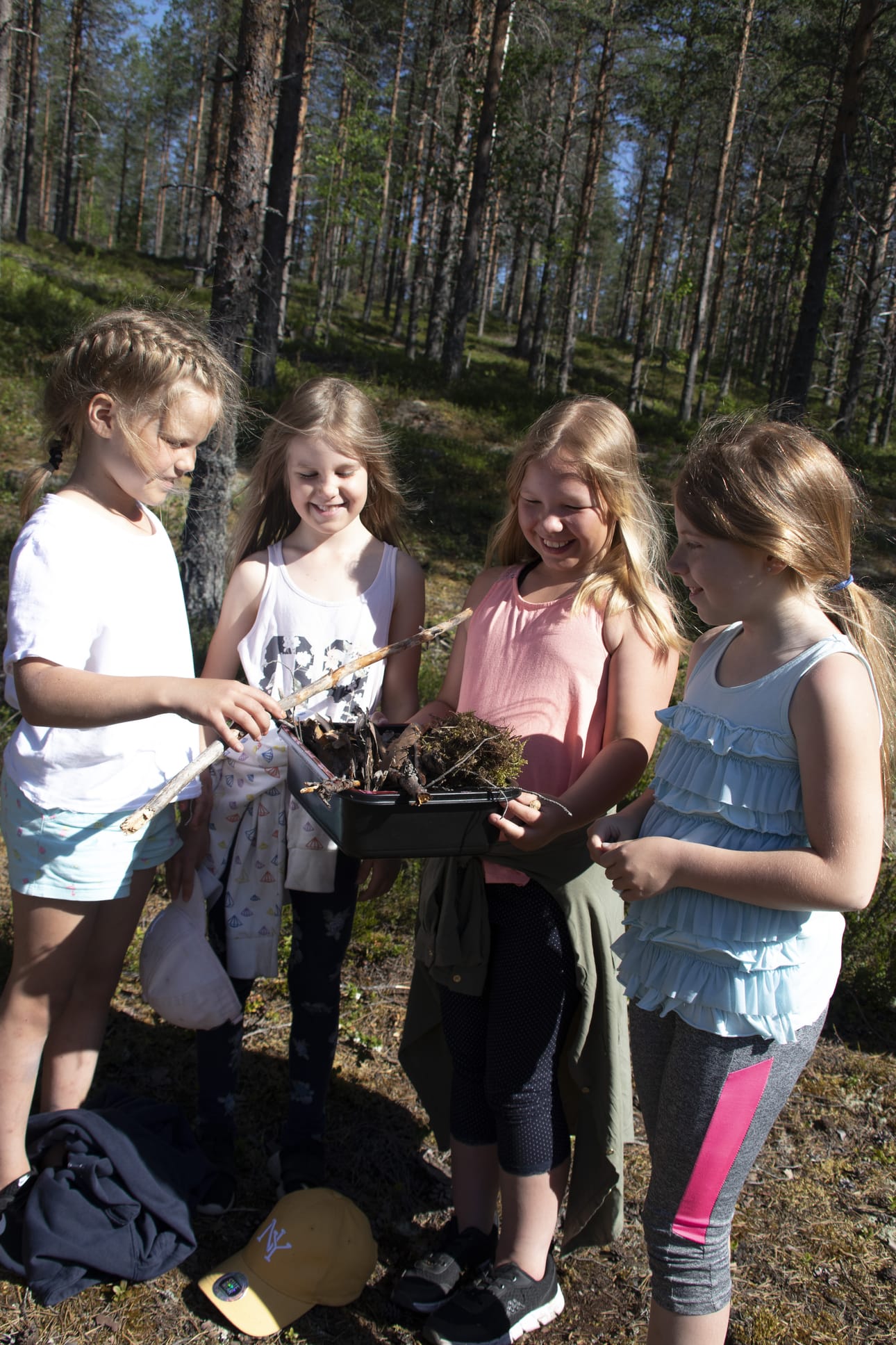 Fanni Haataja, Adelina Pahkala, Alana Sydänmetsä ja Elli Hakala keräsivät hyönteishotellin raaka-aineita.