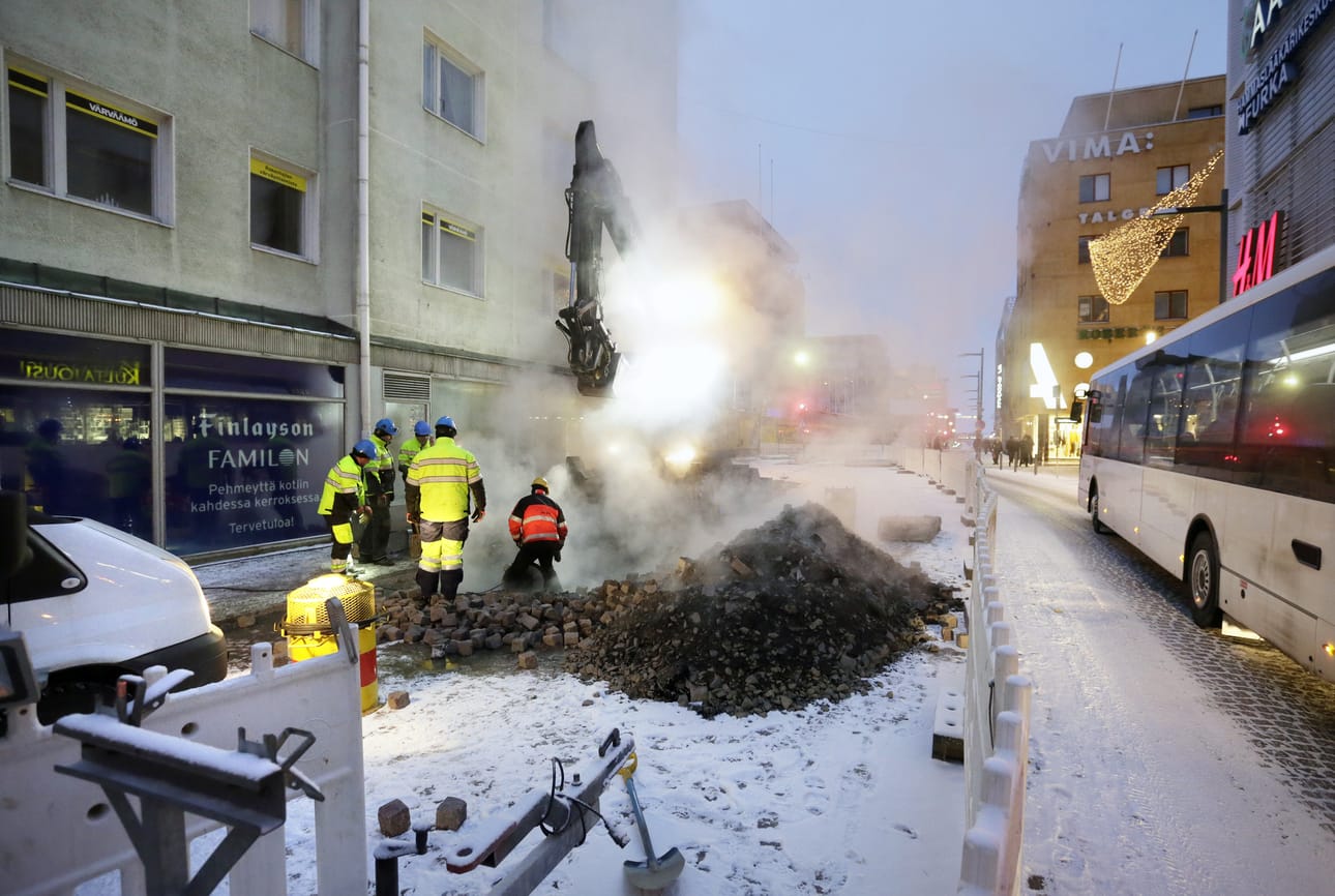 Kaukolämpövuoto Saaristonkadulla aiheutti vesivahingon useisiin liiketiloihin.