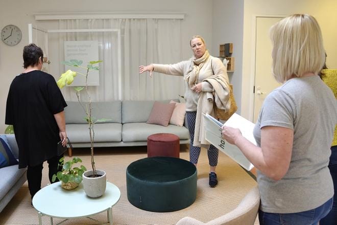 Kansanedustaja Jutta Urpilainen (sd.) kävi maanantaina tutustumassa Hakolan huonekalutehtaaseen. Vierailu oli osa hänen Pohjanmaan kiertuettaan. KUVA: JAANA ALA-LAHTI
