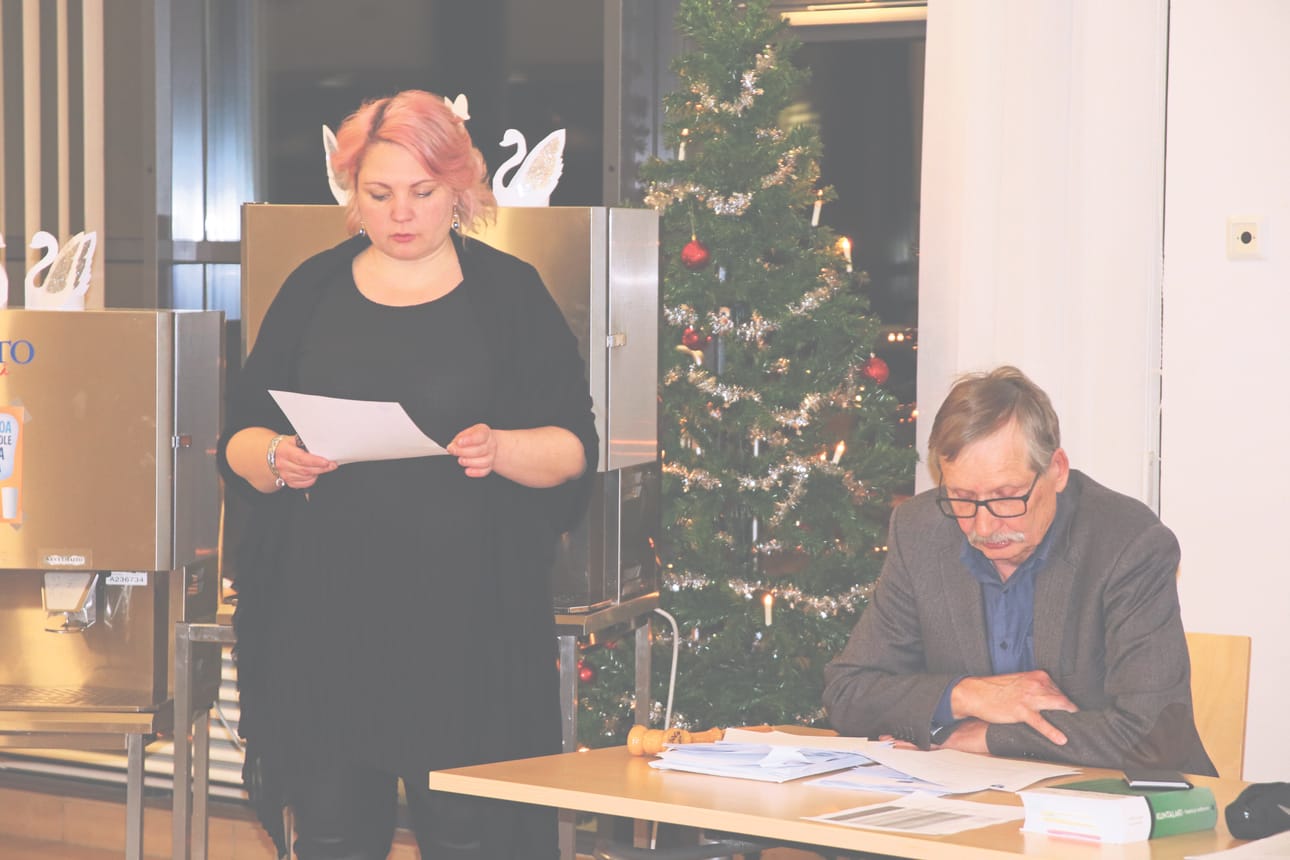 Lumijoen kunnanvaltuutettu Jaana Ollakka (kesk.) esitteli kunnanhallituksen esityksen pohjalta tehdyn päätöksen, jossa osoitettiin 10 000 euroa kuntalaisten hyvinvointia ja yhteisöllisyyttä tukeviin hankkeisiin. Puheenjohtajana toimi Eino Jakkula.