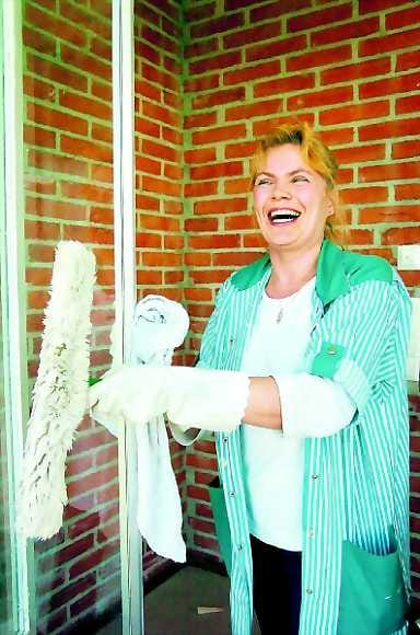 Iloinen ikkunanpesijä. Mari Heikkinen sanoo aidosti pitävänsä ikkunoiden pesemisestä. Pesijä näkee heti työnsä jäljen. Homma ei ole sukupuolesta kiinni.