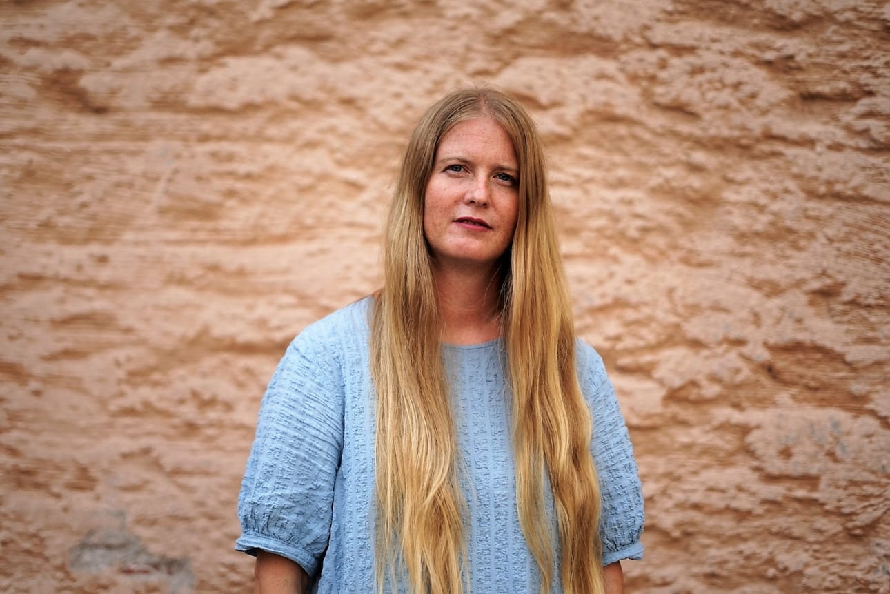 Vaasalaislähtöinen työyhteisösovittelija, tietokirjailija Tiina-Emilia Kaunisto kohtaa työssään suomalaisten työpaikkojen kipeimpiä ongelmia, kiusaajia ja kiusattuja. Sen muodot vaihtelevat hiljaisesta, näkymättömästä ulossulkemisesta avoimeen käskyttämiseen ja pomottamiseen.