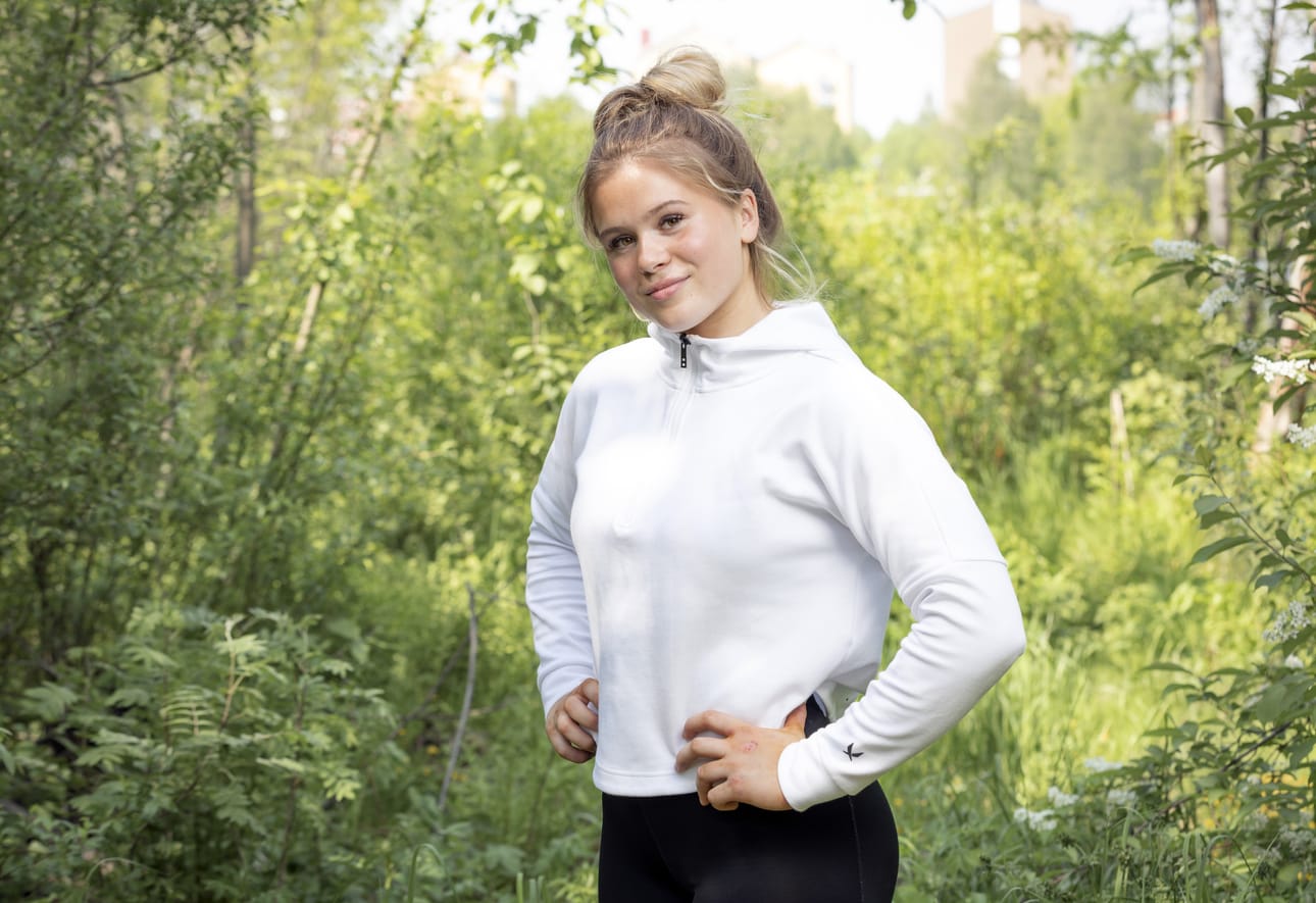 Suurin osa Noora Karjalaisen ajasta menee liikunnan parissa. Hänellä on silti aina aikaa samoilla metsässä tyhjentämässä päätään stressistä.