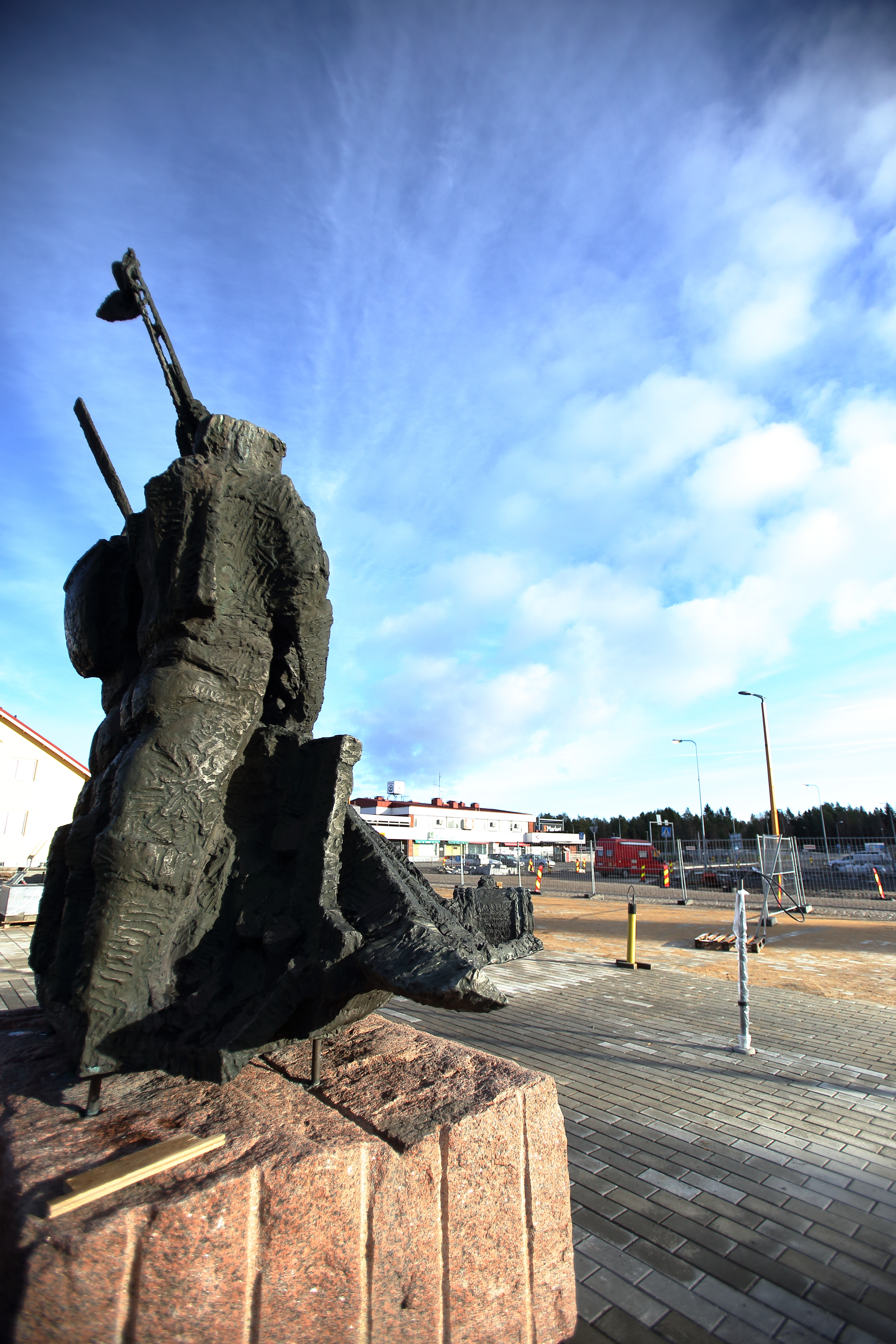 Kari Juvan Pauhalla-patsas on päässyt takaisin paikalleen, mutta muutoin kunnanviraston edustan työt ovat vielä kesken.