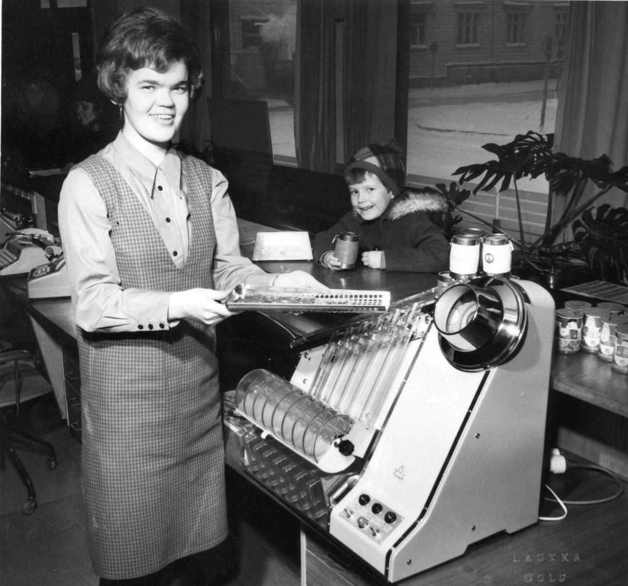 Pennissä on miljoonan alku. Tässä ollaan laskemassa nuoren asiakkaan säästölippaan sisältöä Oulun Työväen Säästöpankissa vuonna 1960.