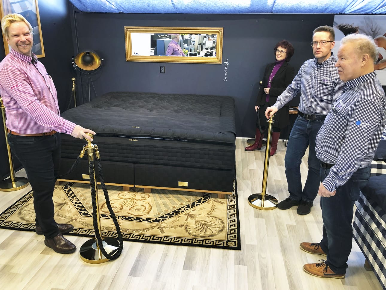 Tältä näyttää Suomen kallein sänky. Luksuspetiä esittelevät Tuomas (vas.), Irmeli, Juhana ja Raimo Lähdesmäki.