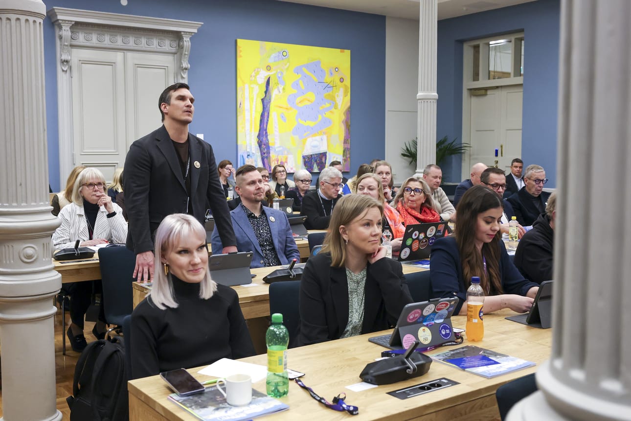 Sosiaalidemokraattien Joni Meriläinen pitää seisten puheenvuoroa. Etualalla vasemmistoliiton Jessi Jokelainen (vas.), sosiaalidemokraattien Niina Kettunen ja vihreiden Mariam Kandelberg.
