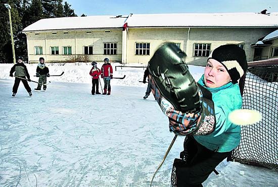 Muhoksen Mäntyrannan koulu lakkautuslistalle. Maalivahtina Ville-Sakari Ervasti.