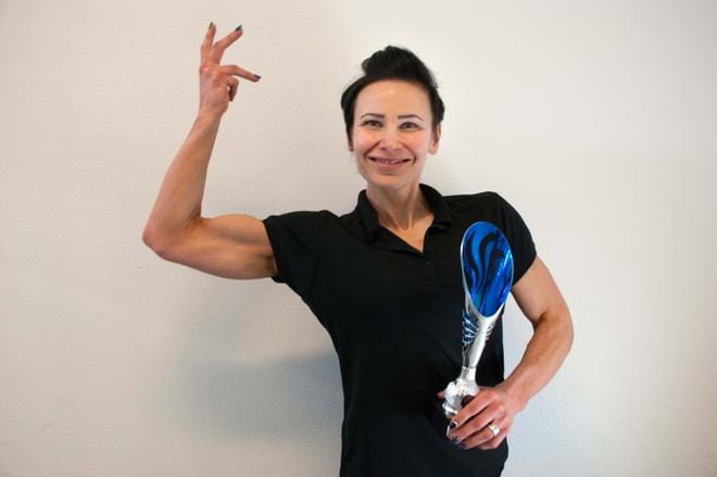 Alavutelainen Maija Kuusisto sai komean pokaalin heti ensimmäisistä fitness-kisoistaan. KUVA: KAROLIINA SYRJÄ