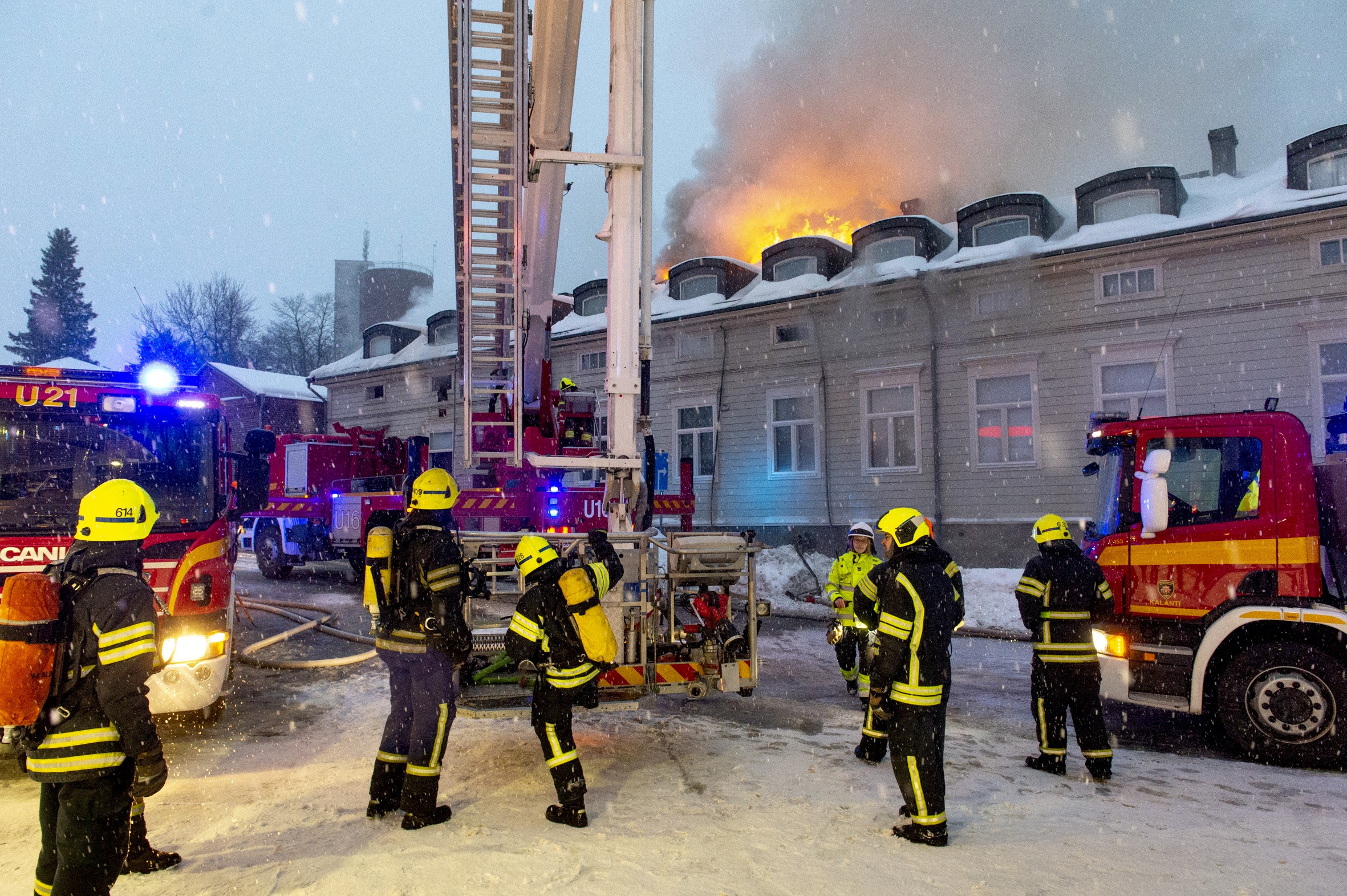 Palo näkyi laajalti kaupungin keskustassa, sillä poliisi eristi suurehkon alueen palavan talon ympäriltä.