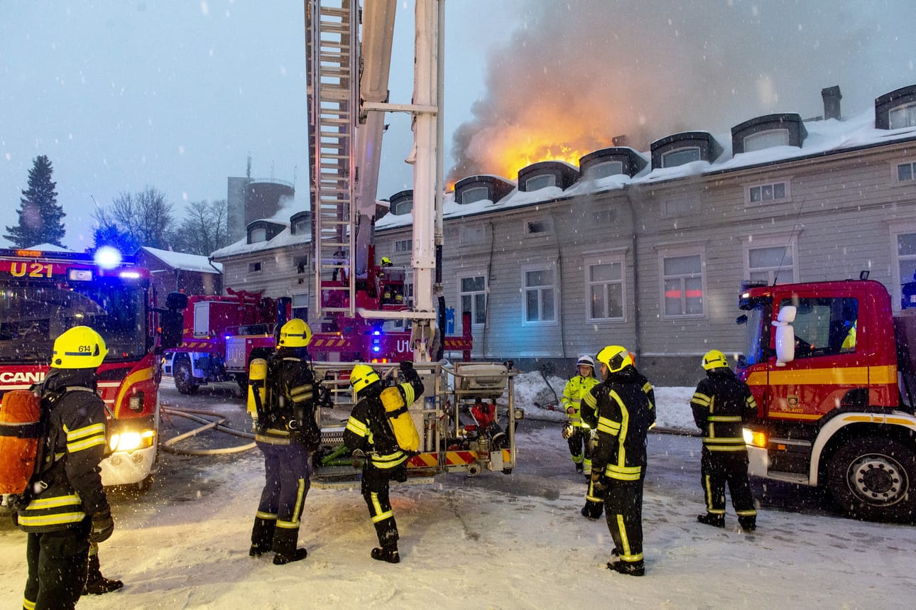 Palo näkyi laajalti kaupungin keskustassa, sillä poliisi eristi suurehkon alueen palavan talon ympäriltä.