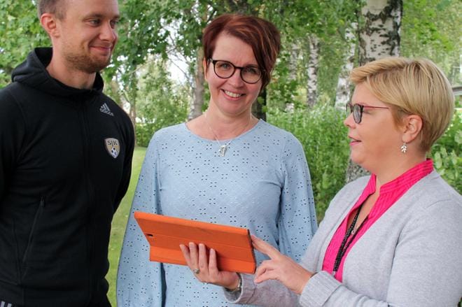 Kaksineuvoinen aloittaa kotihoidossa vastuulääkäripalvelun. Siihen tutustuivat kotihoidosta fysioterapeutti Antti Hella ja päällikkö Hannele Vakkuri sekä ikäihmisten palvelujohtaja Katri Nikkola. – Toivomme, että palvelu esimerkiksi vähentäisi kotihoidon asiakkaiden turhia reissuja terveyskeskukseemme ja päivystykseenkin Seinäjoelle, Nikkola sanoo. KUVA: MIA KÄRKKÄINEN