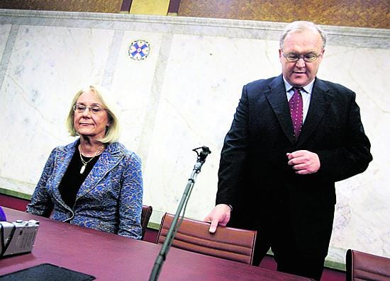 Göran Persson ilmoitti Laila Freivaldsin erosta vallassaolonsa 10-vuotispäivän aamuna.