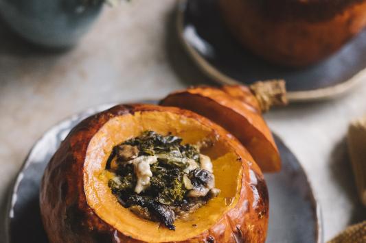 Nosta maukas kurpitsa päärooliin: modernit makkaraperunat ja pihvit paistuvat pannulla, täytetty kurpitsa paahtuu uunissa juhla-ateriaksi