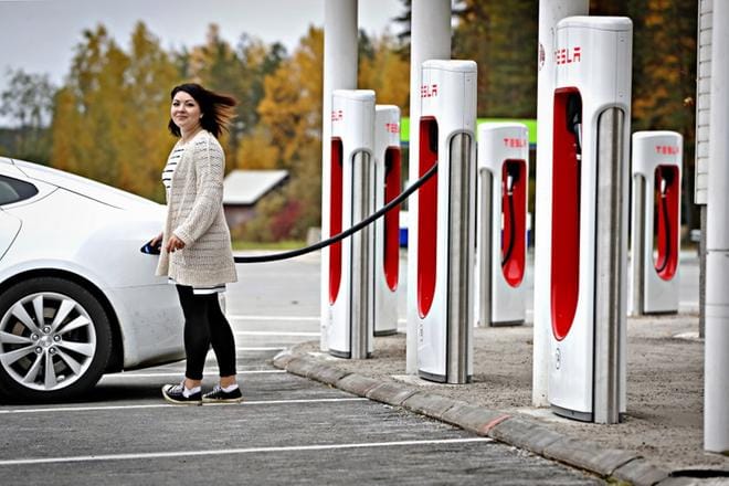 Sähköautoja voi jatkossa ladata Jalasjärvellä. Kuva Kari Löfhjelm