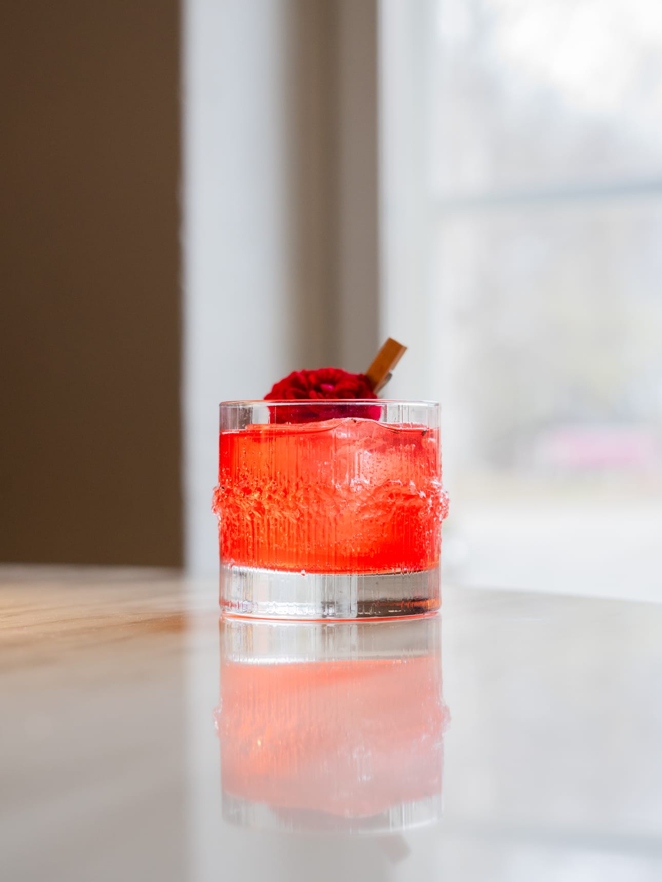 Kurkela lounge & dinen Villi Viettelys –cocktailissa käytetään muun muassa korpihilla puolukkamehua ja katajanmarjaa.