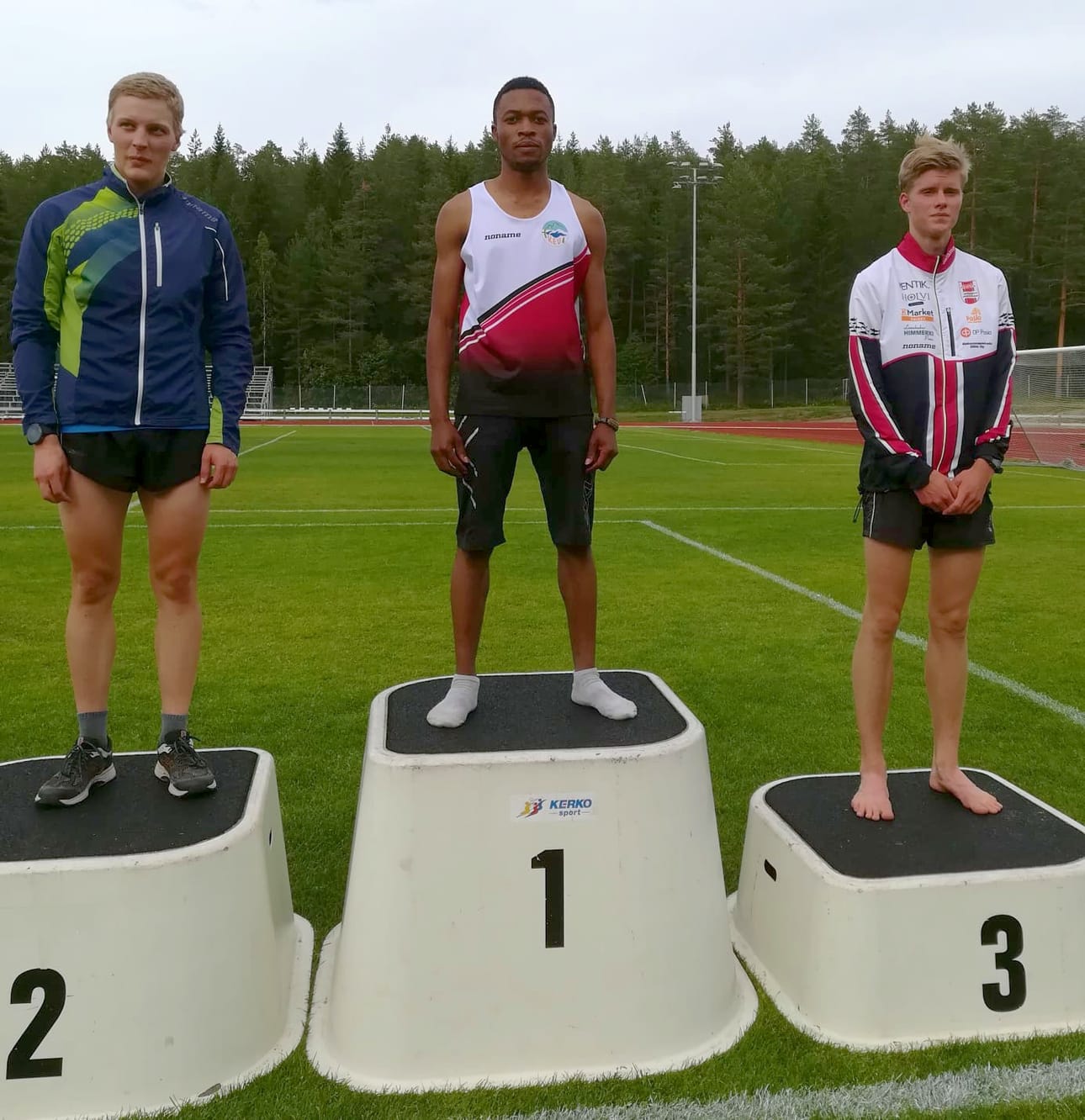 KEV:n Chapangwa Lubambo kohosi korkeimmalle kororokkeelle 5000 metrin kilpailun jälkeen Pohjois-Suomen mestaruuskisoissa Kajaanissa lauantaina. PosPyn Veikko Huuskonen oli kolmas. Miro Karppanen juoksi toiseksi.