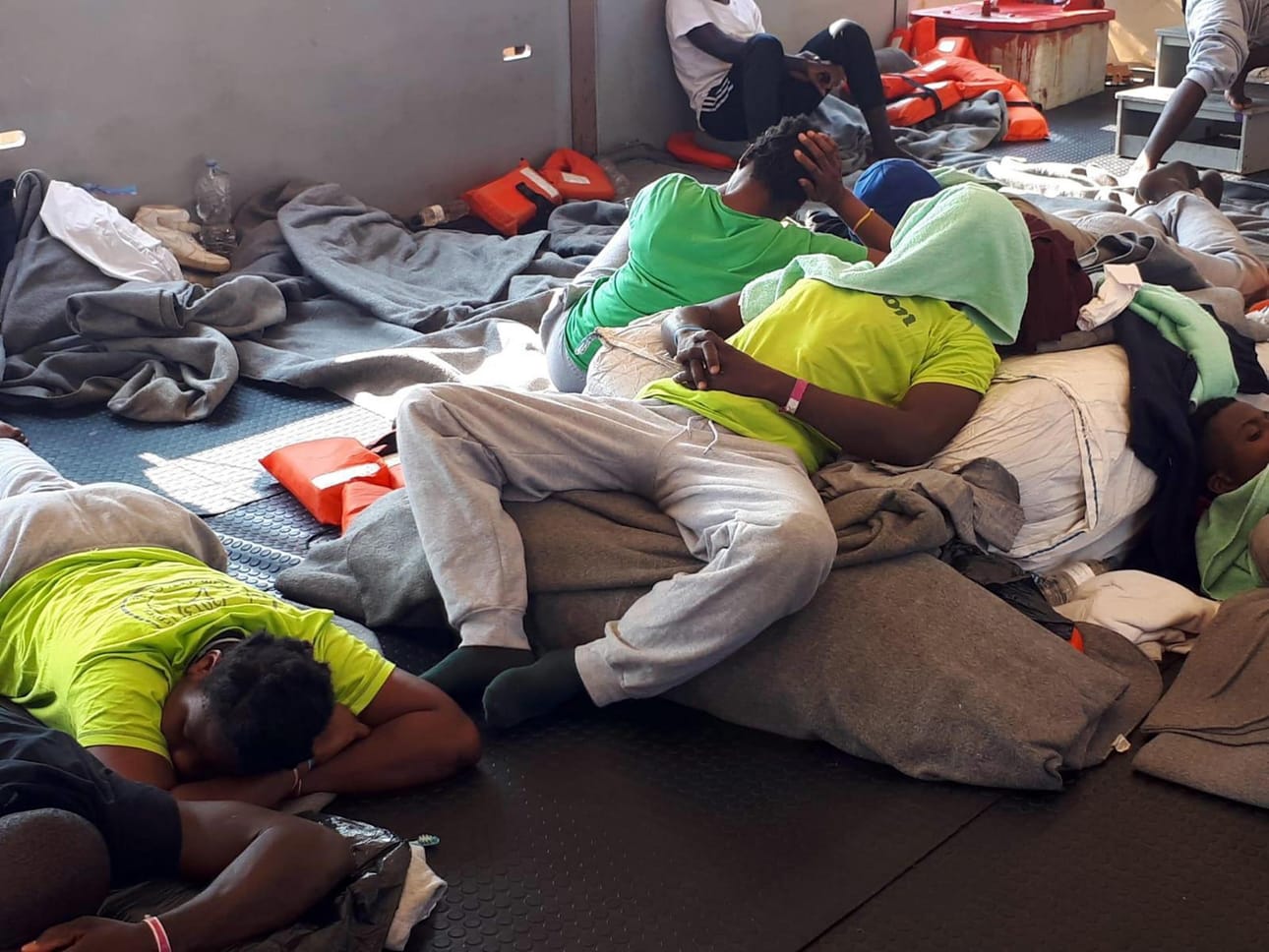 Suomi ottaa kahdeksan turvapaikanhakijaa Sea-Rescue 3 -laivalta, jota Italia ei suostunut ottamaan vastaan. Laivalla oli 42 turvapaikanhakijaa.