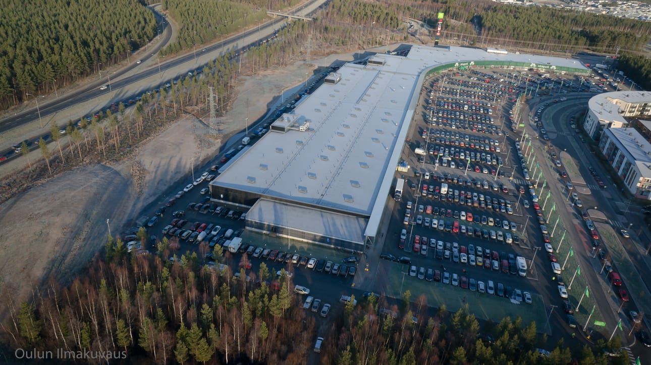 Ilmakuvassa näkyy, kuinka Ideaparkin parkkipaikat ja lähistön tienvarret pullistelivat autoista. Vasemmalla näkyy myös moottoritiellä madellut autojono.