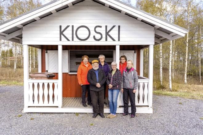 Kukonkylän kyläyhdistyksen puheenjohtaja Tauno Alkula sai kioskilla seurakseen kylän aktiivisia naisia. Kioskin toiminnasta kertoivat Marja-Leena Rinne (vas.), Mirja Jussila, Päivi Vierunketo, Helinä Hietala ja Saija Källi. KUVA: AARRE LÖYTÖMÄKI