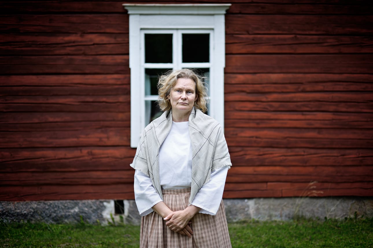 Valokuvaushetkeen voi osallistua omilla vaatteilla tai lainata museon puvustamosta itselleen sopivaa. Minna Korpela on kuvassa 1800-luvun talonpoikaisasussa.