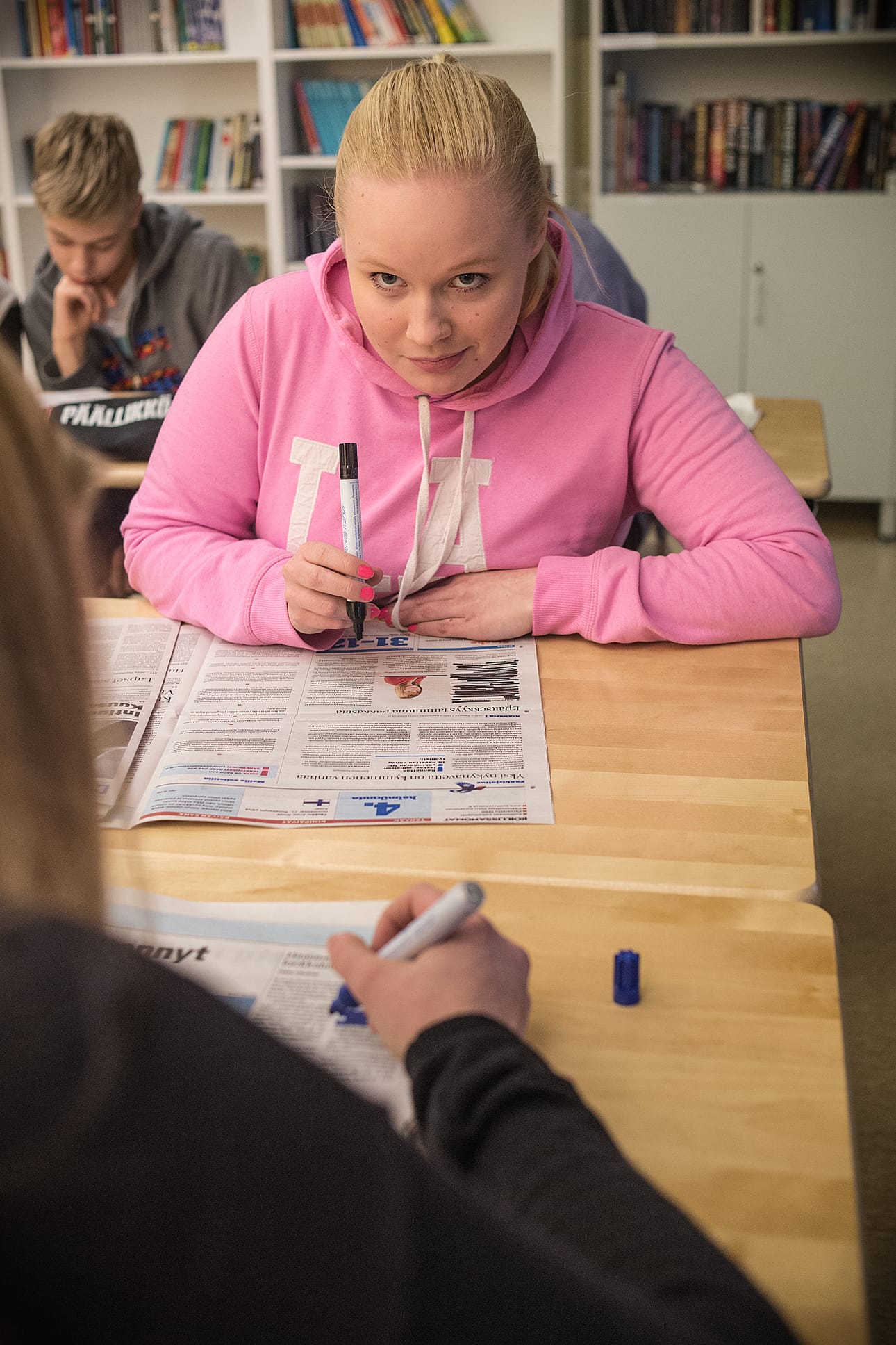 Sonja Änkiläinen innostui sanomalehtirunoista. Hän ja muut Nilon koulun 8E-luokan oppilaat laativat niitä tiistain Koillissanomista.