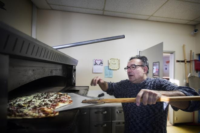 Pizzeria Teheranin omistaja Feri Ansari antoi täyslaidallisen vastapalautetta Facebookissa henkilöille, jotka vertasivat hänen tekemiään pizzoja ulosteeseen. Toimittaja maistoi kuvassa näkyvää pizzaa. Kuva: Jarno Pellinen
